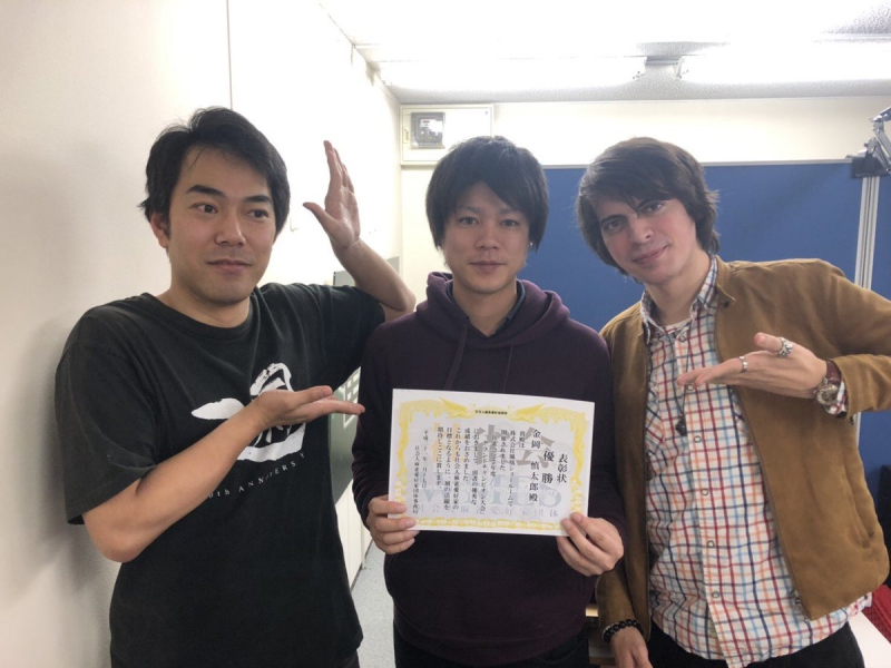左から　zeRoさん(天鳳プレイヤー)、優勝の金岡慎太郎さん、ニコラスプロ(日本プロ麻雀協会)