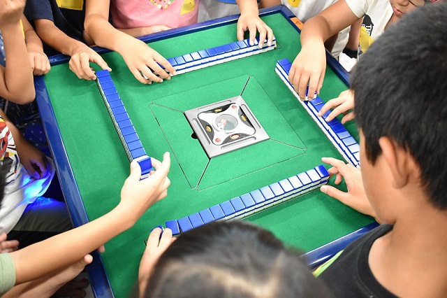 [Abema麻雀TIMES]　プロ麻雀リーグ「Mリーグ」の選手が小学校訪問　子どもたちが全自動卓に大興奮！