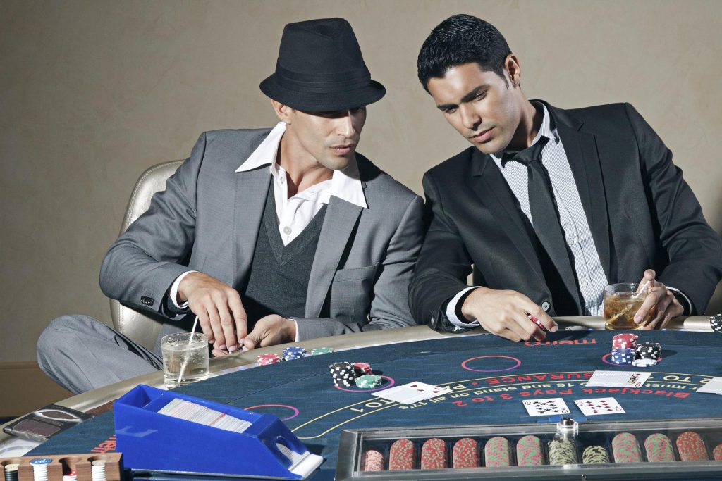 カジノをする男性たち